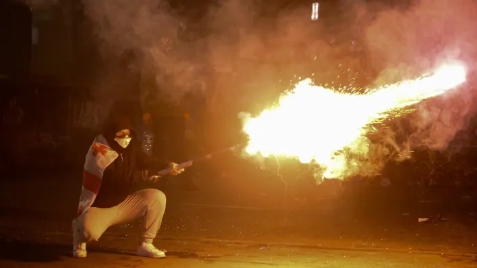 Tisíce Gruzínců opět protestovaly proti rozhodnutí vládnoucí strany Gruzínský sen pozastavit přístupová jednání s Evropskou unií