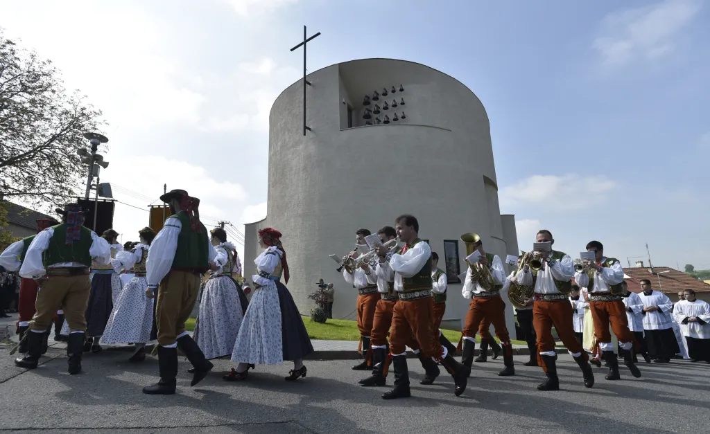 Nový kostel svatého Václava v Sazovicích na Zlínsku, který 13. května 2017 vysvětil olomoucký arcibiskup Jan Graubner