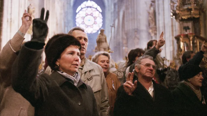 Lidé v chrámu svatého Víta při bohoslužbě, 25. 11. 1989