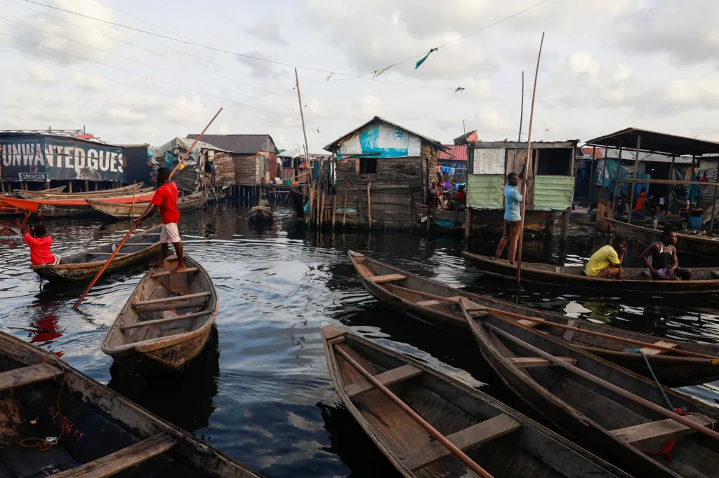 Děti si v královské hře šachy našly únik před vlivem jejich chudinského domova ve slumu Makoko v Nigérii. Hra jim dodává energii a sebevědomí, jak mohou změnit svůj život a získat kvalitní vzdělání