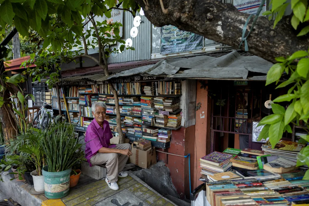 Hernando Guanlao předělal svůj domek v Manile na veřejnou knihovnu