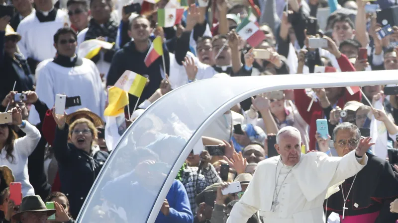 Mši přihlížely statisíce lidí