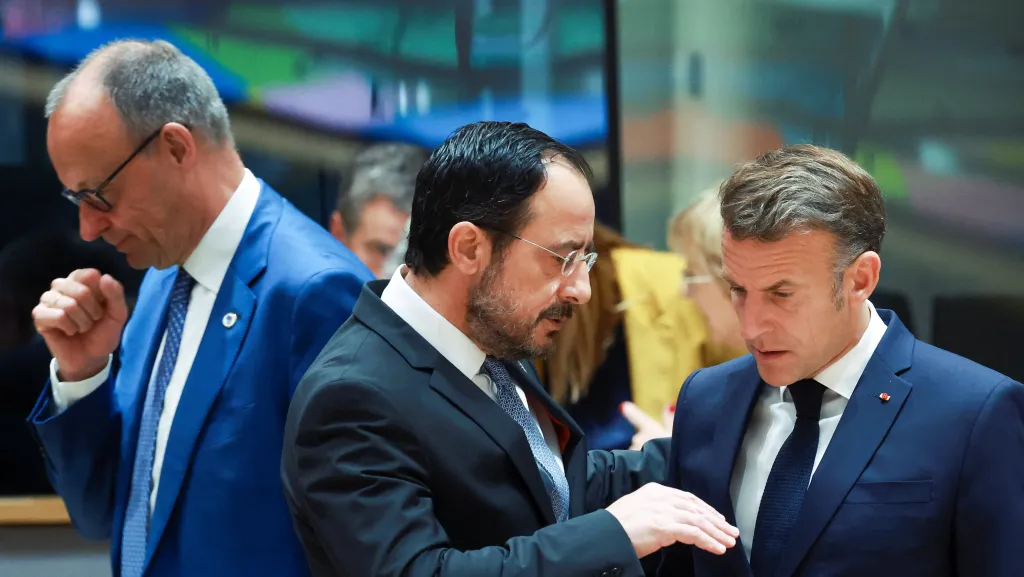 Německý kancléř Friedrich Merz prochází za prezidenty Kypru a Francie, Nikosem Christodúlídésem a Emmanuelem Macronem