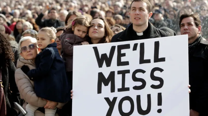 Věřící na Svatopetrském náměstí