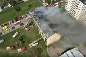 V Brně hoří střecha bytového domu, platí zvláštní stupeň poplachu