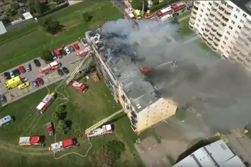 Požár střechy bytového domu v Brně mají hasiči pod kontrolou
