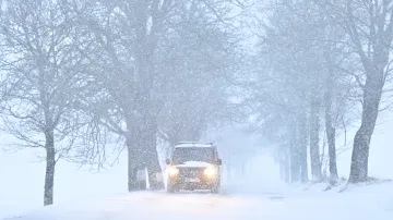 Auto na zasněžené silnici u obce Trhové Sviny