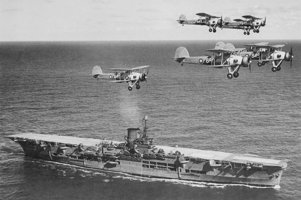 Šťastný zásah torpédového bombardéru z letadlové lodě Ark Royal (na fotografii) nejprve 26. května zablokoval německé lodi kormidlo - a ta se pak už stala snadnou kořistí