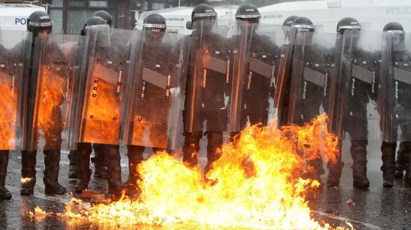 Policisté hlídající zápalnou zbraň