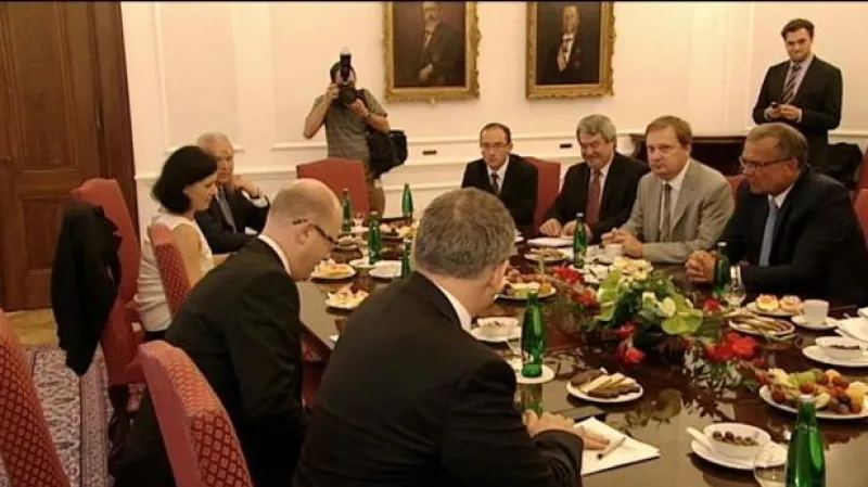 Služební zákon se přibližil ke svému schválení