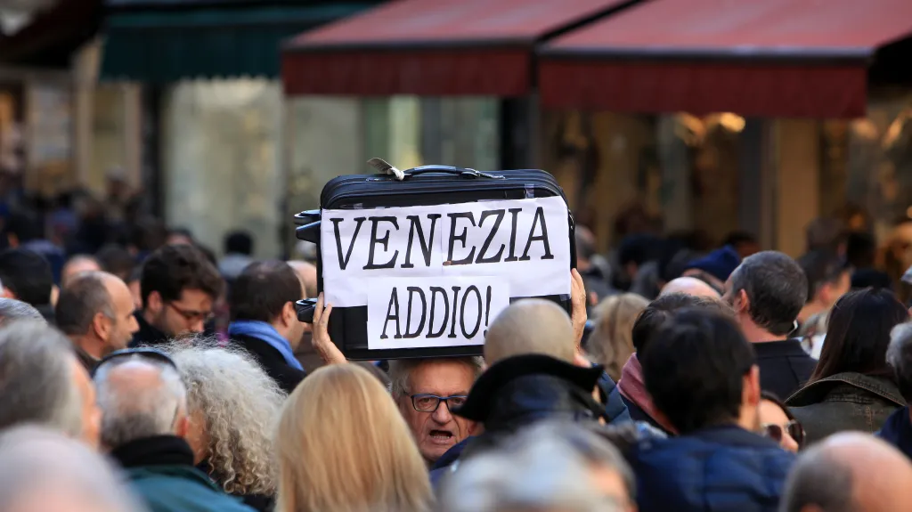 Benátčan při demonstraci za omezení turismu