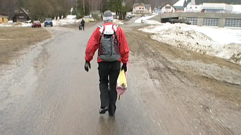 Jeseničtí policisté dnes při kontrolách na parkovištích v lyžařských areálech zjistili, že návštěvníci hor běžně nechávají cenné věci bez dozoru.