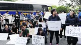 Rodiny obětí z trajektu Sewol před budovou soudu v Kwangdžu
