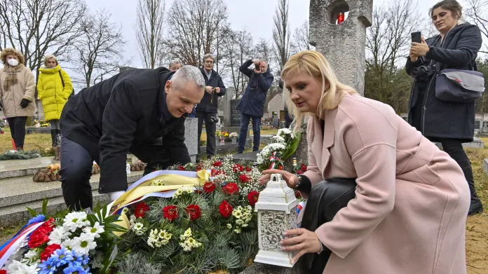 Hejtmanka Petra Pecková u hrobu Bohumila Hrabala při příležitosti 25. výročí jeho úmrtí (3. 2. 2022)