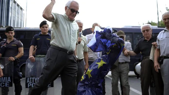 Řečtí penzisté pálí vlajku EU
