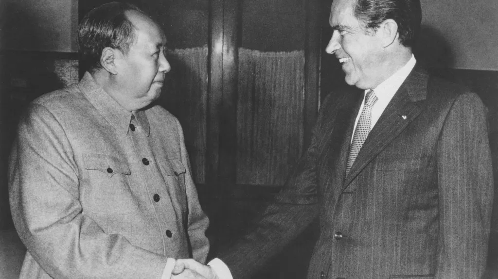 Richard Nixon si poprvé potřásá rukou s Mao Ce-tungem