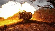 Ukrajinský voják střílí z houfnice na frontě poblíž Bachmutu (foceno 23. dubna 2023)