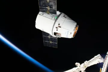Nákladní loď Dragon se vrátila z ISS na Zemi. Nese tuny materiálu z vědeckých experimentů