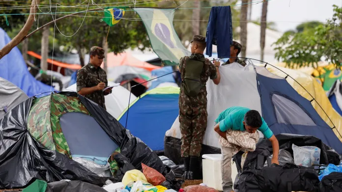 Vyklízení jednoho z táborů Bolsonarových příznivců v brazilské metropoli