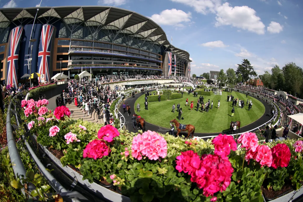 Během zahajovacího dne koňských dostihů Royal Ascot dorazila tradičně i královská rodina