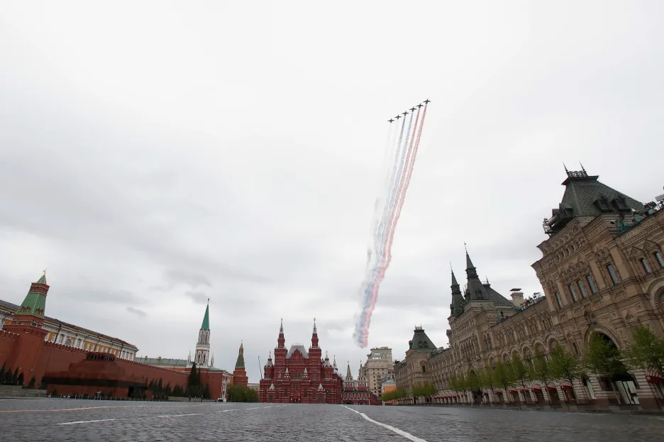 Pro přelet v Moskvě si Rusové vybrali Rudé náměstí, kde se objevily proudové letouny Su-25