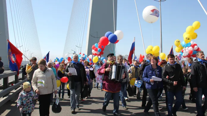 Prvomájový průvod v ruském Vladivostoku
