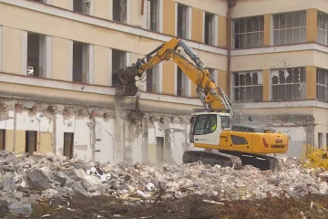 V Pardubicích začala demolice bývalých kasáren, nahradí je škola