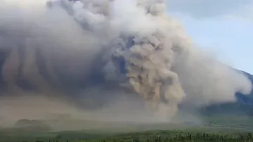 Erupce sopky Semeru na Jávě