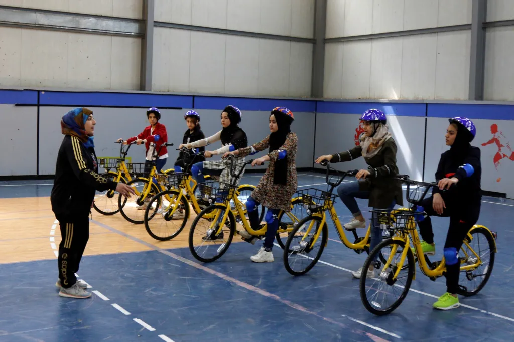 V posledních týdnech začíná být v Iráku populární jízda na kole. Na fotografii jsou zachyceny irácké ženy během tréninku v Mosulu