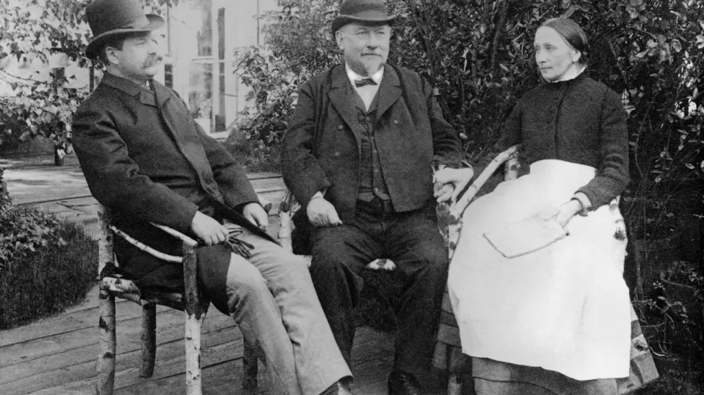 Vojtěch Náprstek (uprostřed) s manželkou Josefou a čechoamerickým novinářem Karlem Jonášem na zahrádce pražského domu U Halánků.