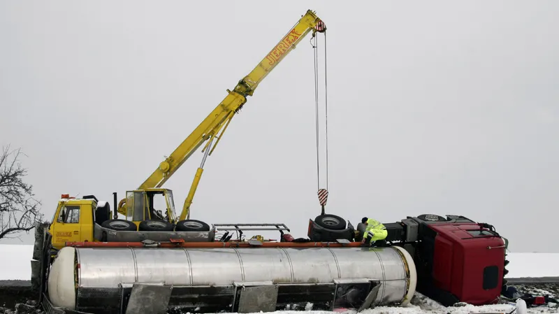 Hasiči zasahují u cisterny, která se 17. února kolem půl sedmé ráno převrátila u Jamolic na Znojemsku. Řidič zatím z neznámých důvodů sjel ze silnice a s cisternou se převrátil. Po příjezdu na místo hasiči zjistili, že se má jednat o vysoce hořlavou toxickou látku, a na místo byla proto vyslána speciální chemická jednotka z Brna. Ta nakonec zjistila, že se jedná o akrylátovou látku na bázi vody.