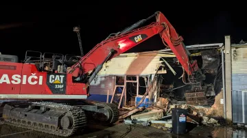 Odklízení následků požáru skladovací haly s pyrotechnikou v Bohušovicích nad Ohří