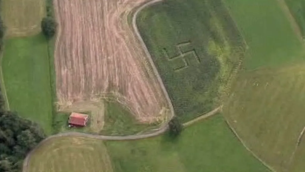 Hákový kříž v poli