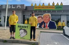 Greenpeace obsadili prodejnu Tesla v Čestlicích. Protestují proti Trumpovi a Muskovi