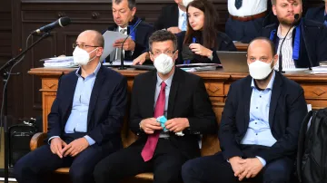 Obžalovaní (zleva) Josef Tesařík, Michal Tesařík a David Tesařík u olomouckého soudu