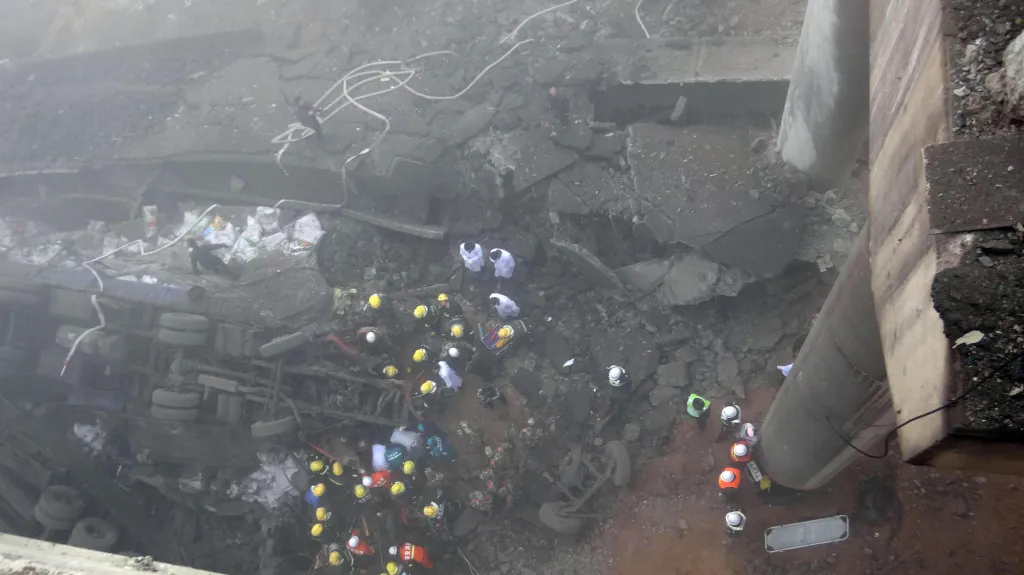 Po explozi se zřítila část dálnice