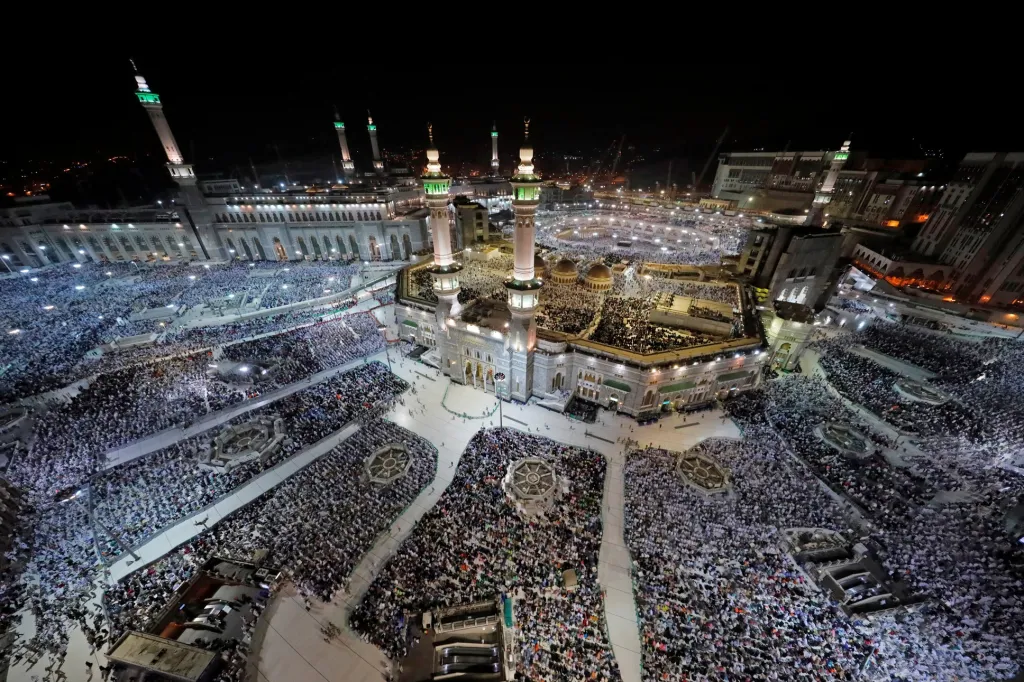 Stovky tisíc muslimů dorazily do slavné Mekky, aby se sešli u svatyně Ka'ba, kde uctí památku Alláha