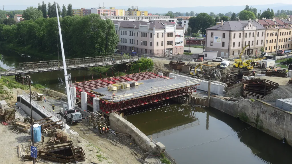 Stavba nového mostu přes řeku Moravu v centru Olomouce