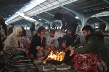 Turecko posílá na řecké hranice tisíc policistů. Manipulují migranty a pomáhají jim do Unie, píše El País