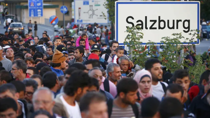 Migranti překračují rakousko-německou hranici ve Freilassingu