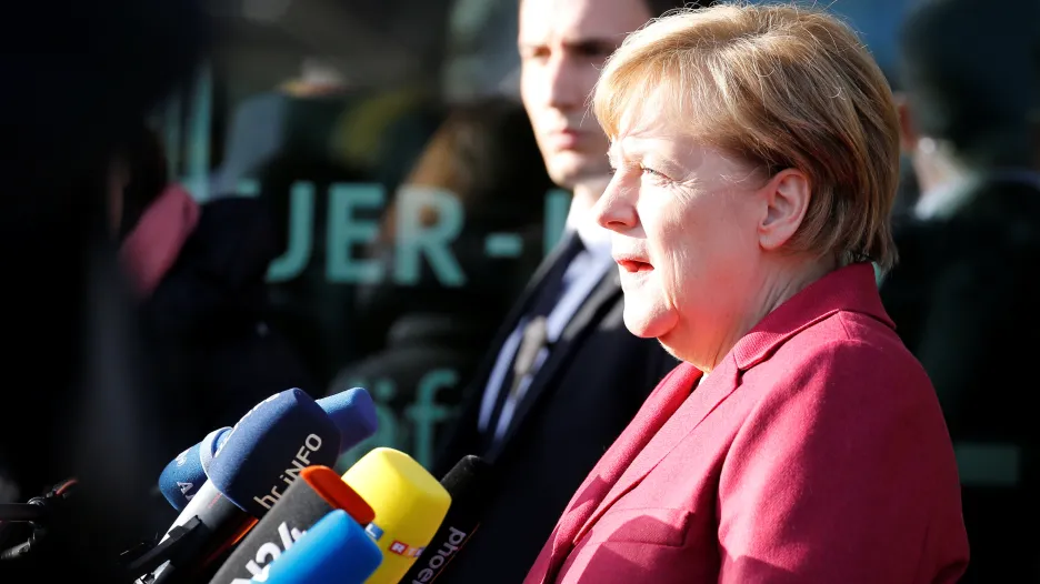Angela Merkelová míří na další jednání o vzniku koalice