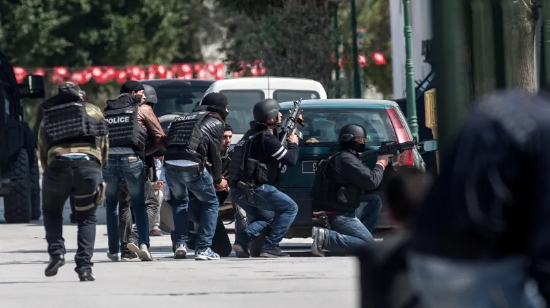 Zasahující policisté před budovou muzea