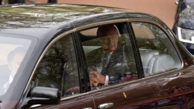 Karel III. při cestě do Buckinghamského paláce před začátkem korunovace,  Autor: James Manning,  Zdroj: Reuters