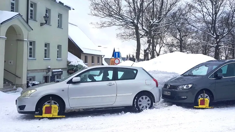 Parkování neukázněných řidičů na Božím Daru