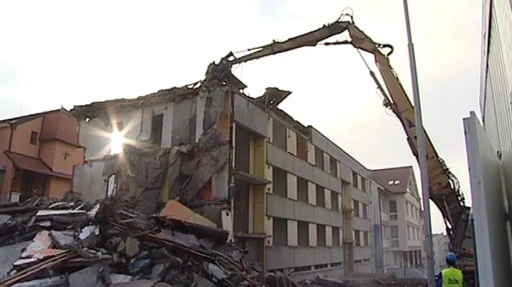 Bourání panelového domu v centru města