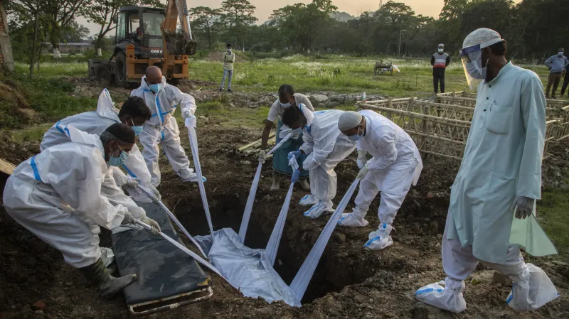 Pohřeb nakaženého koronavirem v Indii