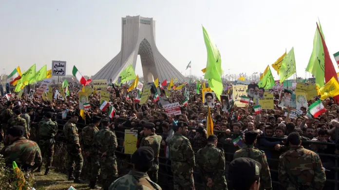 Íránci v Teheránu na náměstí Azadí slaví výročí revoluce.