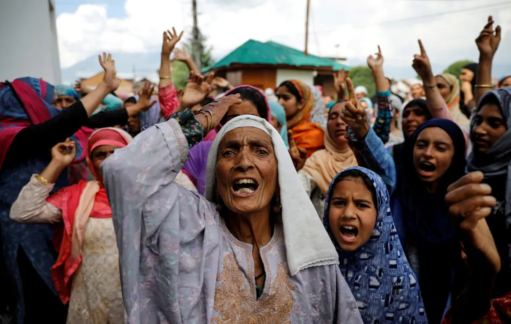 Protest kašmírských žen poté, co indická vláda tomuto regionu zrušila jeho zvláštní status