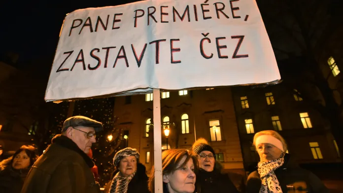 Obyvatelé sídliště Písnice a bytového domu Bělocerkevská, kteří nesouhlasí s prodejem bytů patřících ČEZu, demonstrovali před Úřadem vlády
