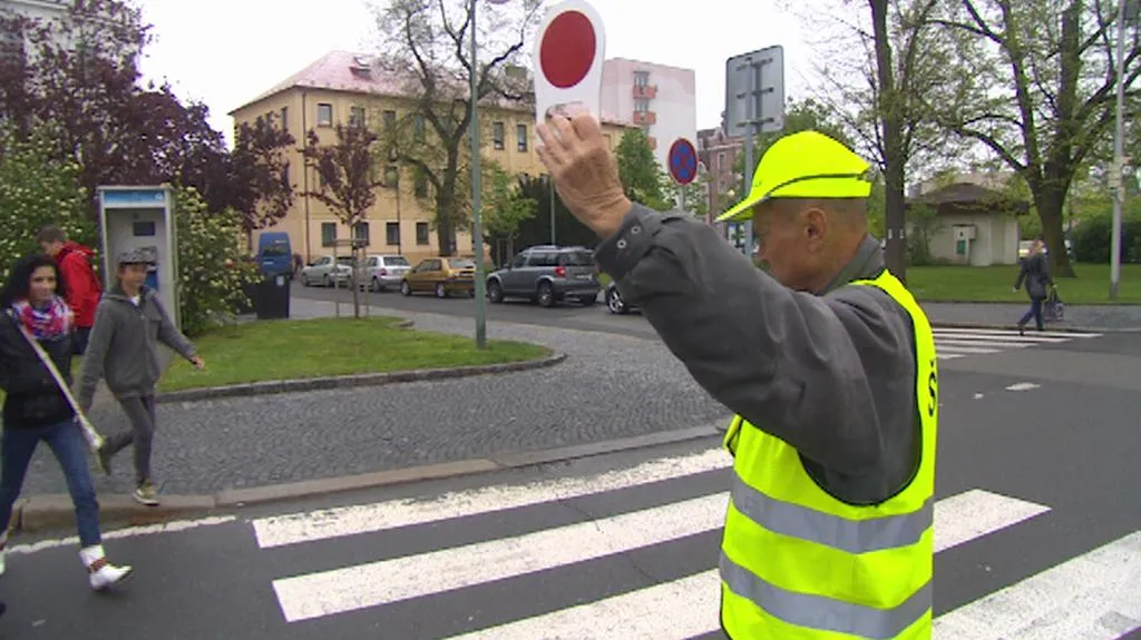 Senioři pomáhají na přechodech u škol